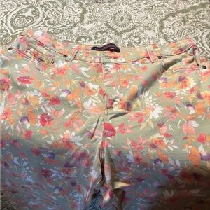 Gloria Vanderbilt Pink and Orange Cropped Floral Jeans